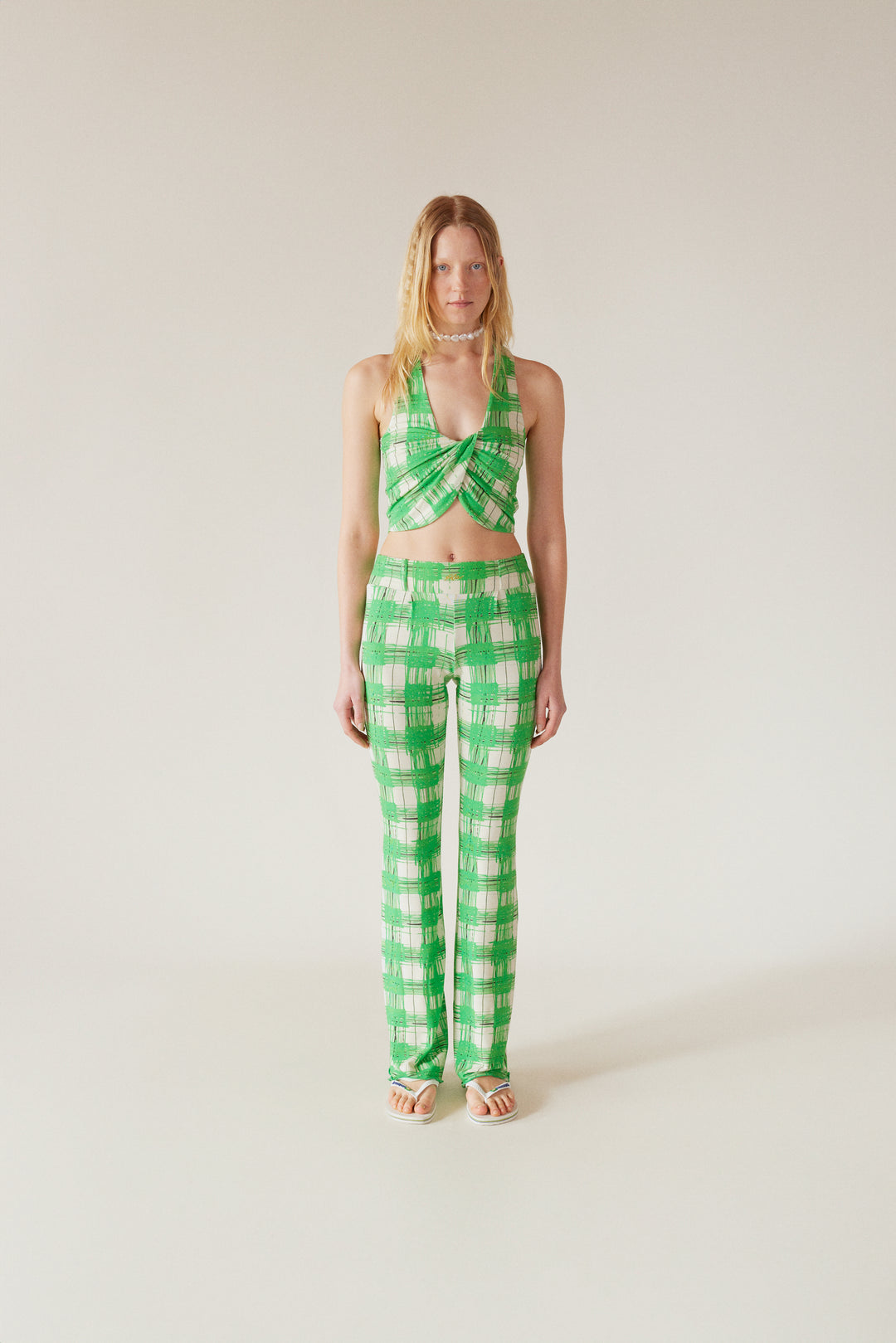 SOHO - Kolsuz Kıvrımlı V Yaka Crop Top