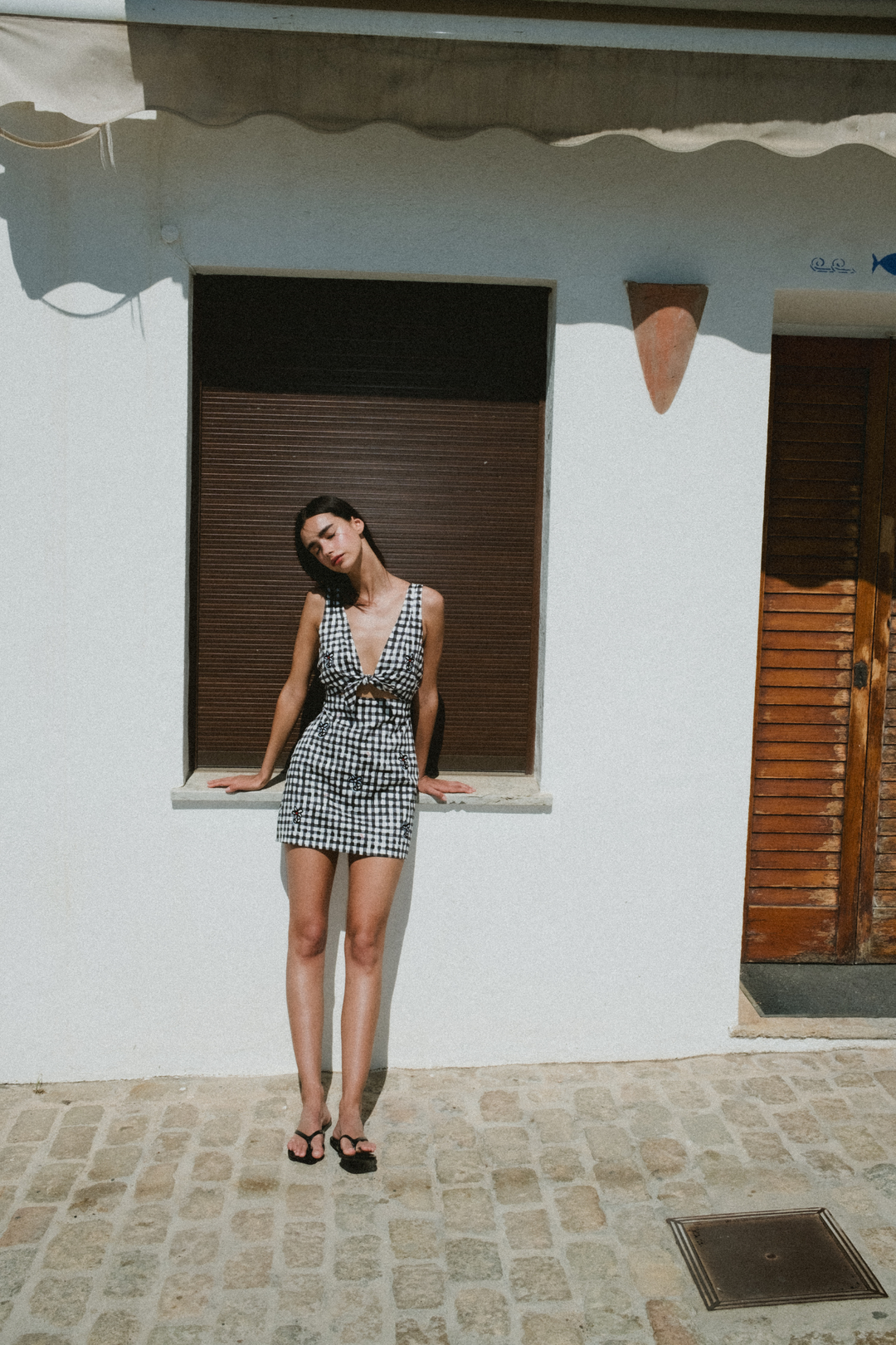 VALENCIA - NAKIŞ DETAYLI KALIN ASKILI SİYAH BEYAZ KARELİ ELBİSE