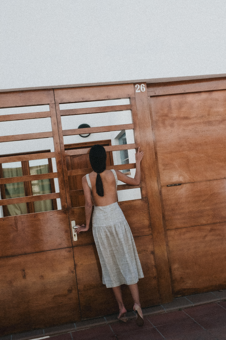 BRUNA - HAKİ ÇAPRAZ ÇİZGİ BASKILI SIRTI AÇIK MİDİ ELBİSE