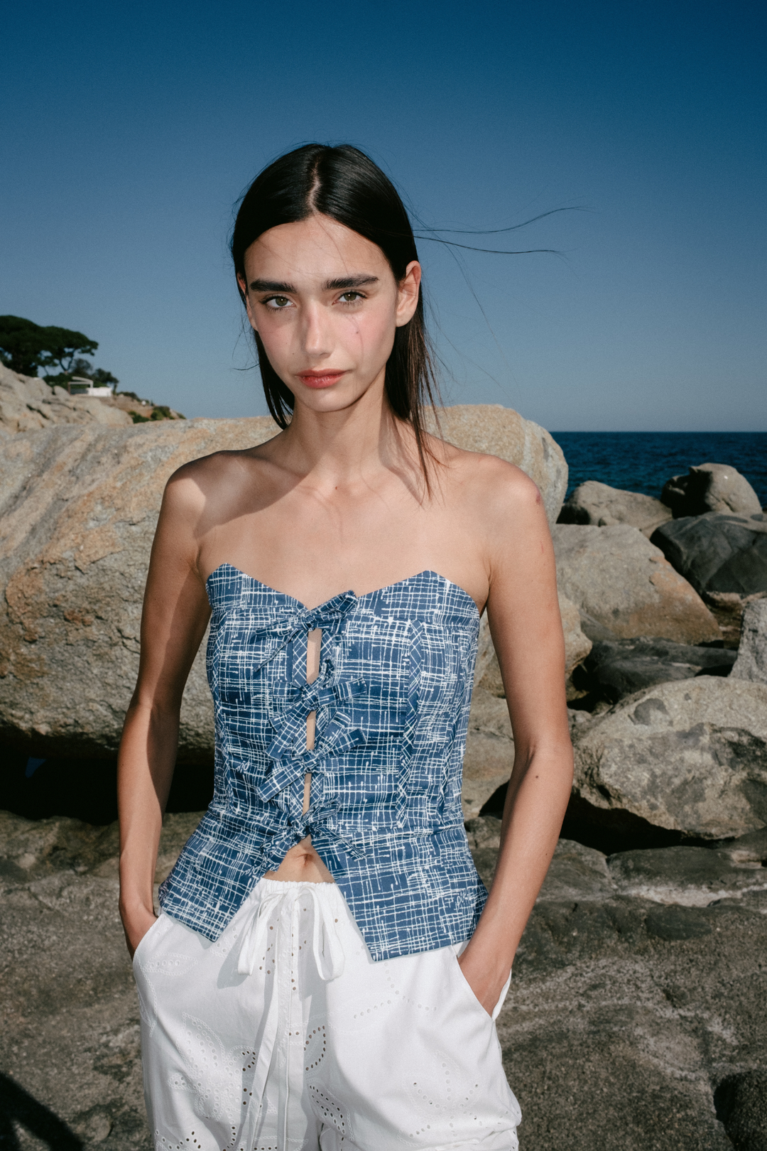 NARA -  LACİVERT ÇAPRAZ ÇİZGİ BASKILI ÖNÜ BAĞCIKLI STRAPLEZ BÜSTİYER