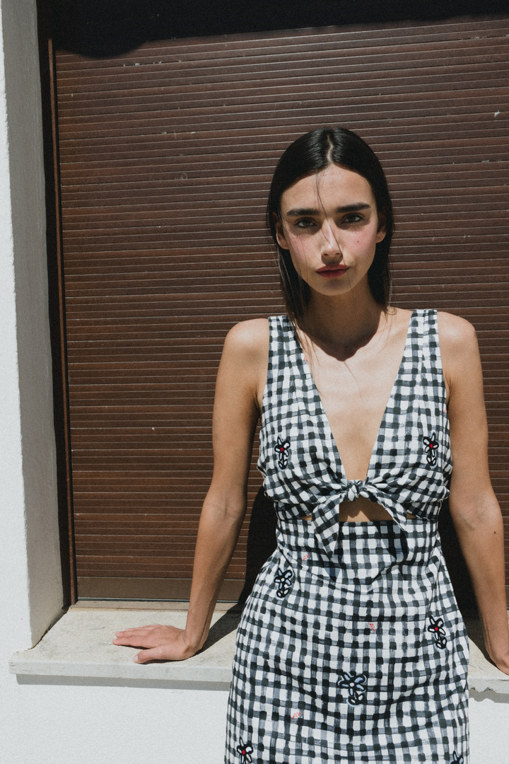 VALENCIA - NAKIŞ DETAYLI KALIN ASKILI SİYAH BEYAZ KARELİ ELBİSE