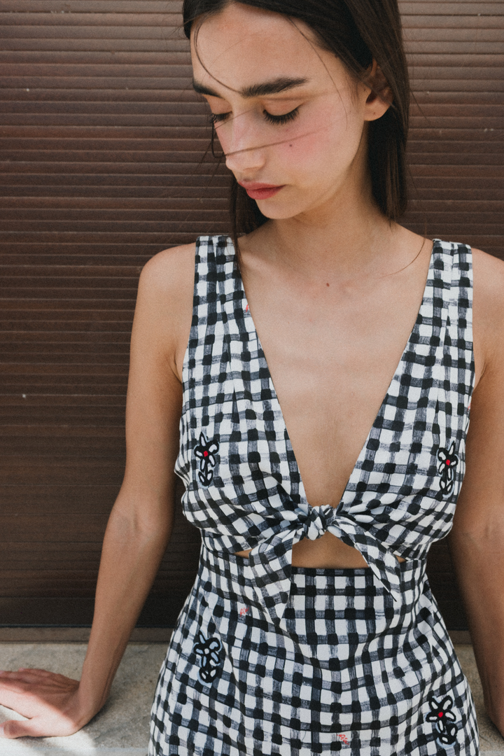 VALENCIA - NAKIŞ DETAYLI KALIN ASKILI SİYAH BEYAZ KARELİ ELBİSE