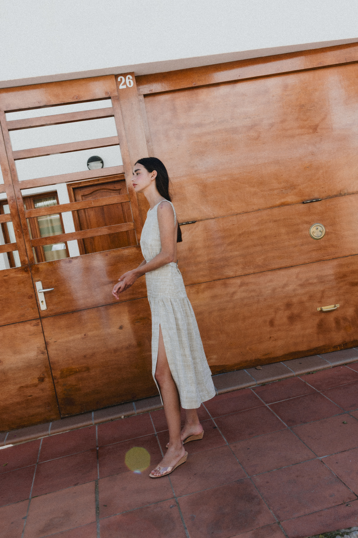 BRUNA - HAKİ ÇAPRAZ ÇİZGİ BASKILI SIRTI AÇIK MİDİ ELBİSE