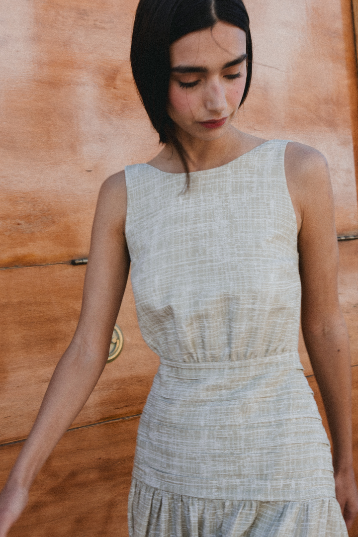 BRUNA - HAKİ ÇAPRAZ ÇİZGİ BASKILI SIRTI AÇIK MİDİ ELBİSE