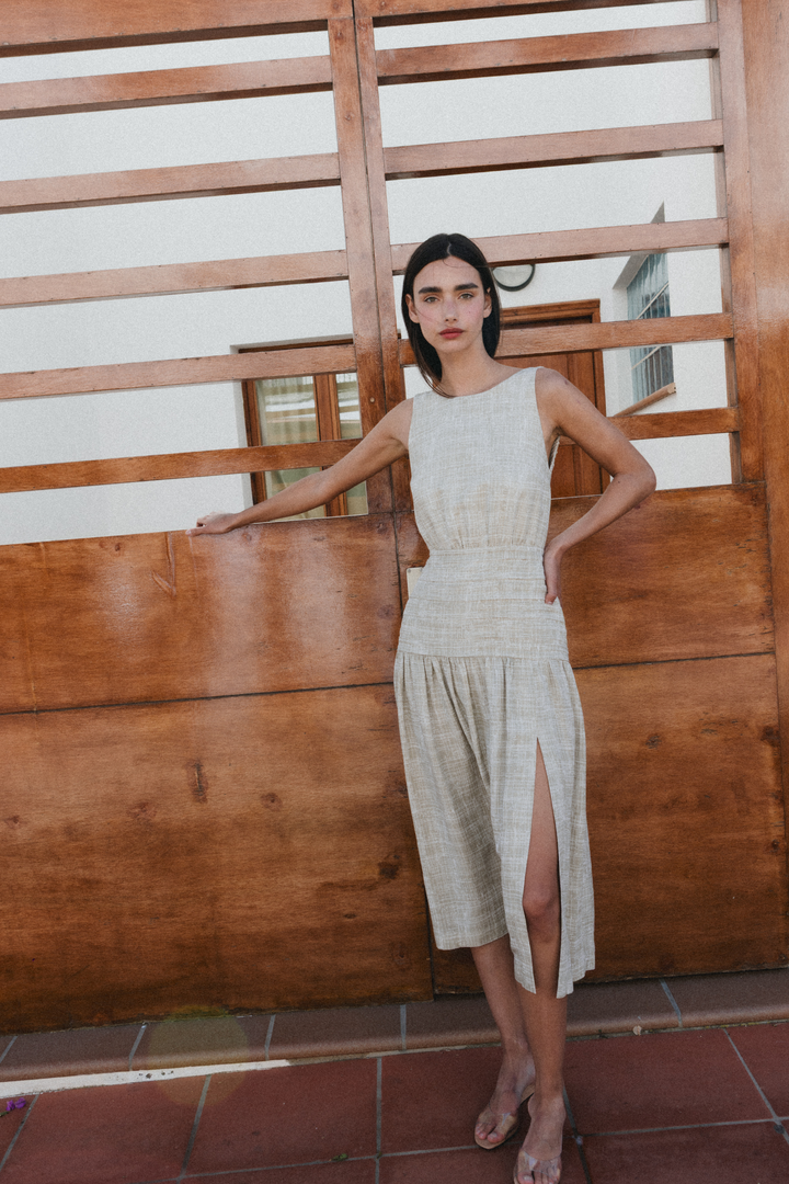 BRUNA - HAKİ ÇAPRAZ ÇİZGİ BASKILI SIRTI AÇIK MİDİ ELBİSE