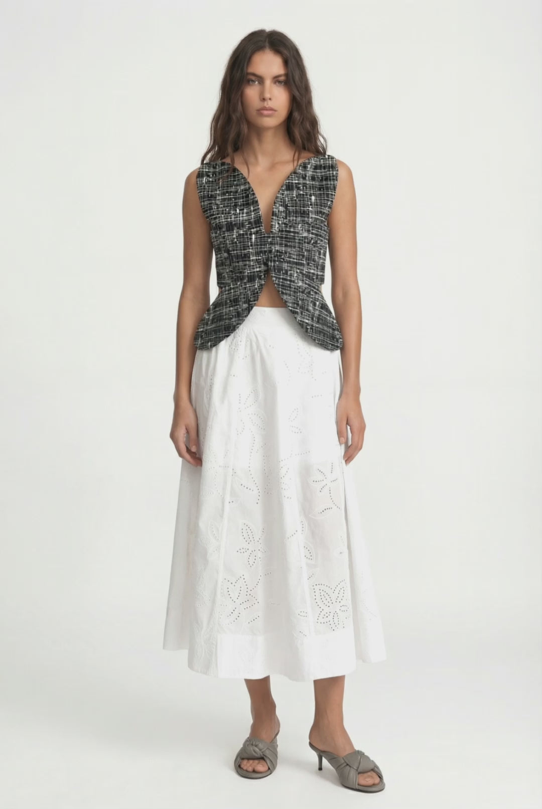 DAISY - SİYAH ÇAPRAZ ÇİZGİ BASKILI İKONİK ÇİÇEK KESİMLİ ÜST